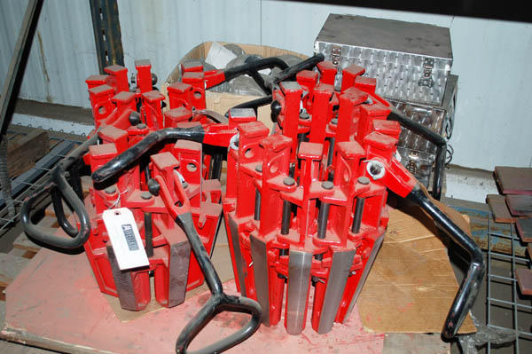 Oil well manual slip