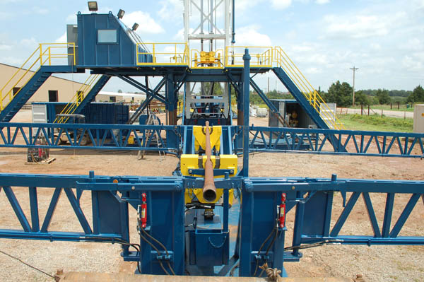 Oil well drilling pipe handler